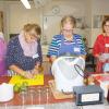 Susanne Bambach (links) und Marion Marschall (zweite von rechts) bieten auch am kommenden Freitag in der Küche der Bischofsheimer Hauswirtschaftsschule eine Fortbildung zum Thema  "Eiweiß in der Ernährung und beim Abnehmen" an.