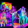 Lange Haare, noch längere Gitarrensoli und bunte Klamotten. All das gehört zum Woodstock-Image. Der gut eingespielten Band gelang es ordentliche Versionen der bekanntesten Woodstock-Klassiker abzuliefern.