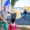 Jonglage mit bunten Tüchern: Bernd Bullnheimer begeistert die Kinder mit seinem Spielangebot. Jonglage mit bunten Tüchern: Bernd Bullnheimer begeistert die Kinder mit seinem Spielangebot.