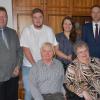 Das Fest der Diamantenen Hochzeit feierten in Westheim Johanna und Adam Schreier. Es gratulierten unter anderem Gemeinderat Robert Beetz, die Enkelkinder Fabian und Svenja und stellvertretender Landrat Michael Ziegler (von links).