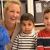 Diese drei Jungs aus Syrien fühlen sich bei Pädagogin Lena Spenkuch pudelwohl.