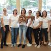 Das Kinderhaus-Team mit einem aus Brot gebackenen Schlüssel, der von den Architekten Haas und Haas überreicht wurde. Pfrin, Anna Gurtner, Stephanie Then, Leitung Christine Demant, Julia König, Naomi Nees, Sabrina Haß, Daniela Sen, Julia Hemberger (es fehlt: Angelina Klein).