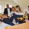 Das rückenschonende Lagern eines Bettlägerigen war ein Thema beim Lehrgang der Fachoberschüler. Dass dabei die Schüler alles richtig machten, davon überzeugten sich stellvertretender BRK-Kreisgeschäftsführer Heiko Stäblein und Marion Dücker, sowie vorne Ausbilderin Carolin Hartmann.