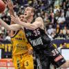 Nichts zu holen: mit 69:108 unterlagen Würzburgs Basketballer (im Bild Brad Loesing, rechts) im Mai in der Mercedes-Benz-Arena gegen Alba Berlin (im Bild Peyton Siva) Nichts zu holen: mit 69:108 unterlagen Würzburgs Basketballer (im Bild Brad Loesing, rechts) im Mai in der Mercedes-Benz-Arena gegen Alba Berlin (im Bild Peyton Siva)