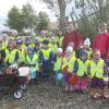 Die Bibergauer Kindergartenkinder mit ihren Erzieherinnen beim Müll sammeln.