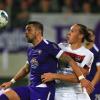 Nürnbergs Michael Frey (rechts), der den Club nach der Pause mit 1:0 in Führung gebracht hatte und den Strafstoß zum möglichen 4:4 vergab, im Zweikampf mit Aues Pascal Testroet.