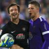 Den Ball nahm er mit: Aues Torwart Martin Männel (links) nach seinem gehaltenen Elfmeter in der Nachspielzeit, der dem Zweitligisten den 4:3-Sieg gegen den 1. FC Nürnberg gesichert hatte, mit Teamkollege Dennis Kempe.
