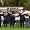 Nach dem Spiel stehen die Jungs vom Fanclub im Kreis mit den Spielern zusammen und lauschen den Worten von TSV-Trainer Markus Köhler. Nach dem Spiel stehen die Jungs vom Fanclub im Kreis mit den Spielern zusammen und lauschen den Worten von TSV-Trainer Markus Köhler.