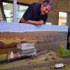 Die Modellbahnausstellung faszinierte auch Museumsleiterin Ariane Weidlich. Sie war erstaunt über die maßstabsgerechte Schotter-Verladung, die Anton Conely vom Basaltbrecher in den Eisenbahnwaggon vorgeführte. Die Modellbahnausstellung faszinierte auch Museumsleiterin Ariane Weidlich. Sie war erstaunt über die maßstabsgerechte Schotter-Verladung, die Anton Conely vom Basaltbrecher in den Eisenbahnwaggon vorgeführte.