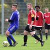 Maximilian Schnauß (links, SG Stockheim I/Bastheim/Reyersbach II/Willmars I/Ostheim II) verarbeitet den Ball, Marcel Reder (daneben, SG Herschfeld II/Rödelmaier II) ist interessierter Zuseher.