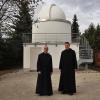 Die Verantwortlichen für die neue Sternwarte auf dem Klostergelände Münsterschwarzach: Pater Maximilian Grund (links) und Pater Christoph Gerhard.