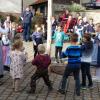 Die Schulkinder tanzten in ihren hübschen Trachten um den Baum.