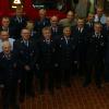 Die 27 geehrten Feuerwehrleute beim gemeinsamen Gruppenfoto mit Bürgermeister Manfred Schötz, Kreisbrandrat Holger Strunk, Kreisbrandinspektor Alexander Bönig, Kreisbrandmeister Fabian Haubenreich und Landrat Florian Töpper.