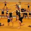 21 Traininingsteilnehmerinnen in Aktion mit Trainerin Christine Köhler undAbteilungsleiterin Belinda Böhm (hinten von links)