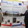 Darum Europa! betonten Regierungspräsident Eugen Ehmann (rechts) und Oliver Bauer, Bezirksgeschäftsführer Volksbund Deutsche Kriegsgräberfürsorge, anlässlich der Ausstellung im Foyer der Regierung von Unterfranken.