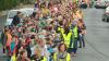 Zur Abschlussveranstaltung der Woche der Nachhaltigkeit in Karlstadt kamen rund 2000 Schüler. Schilder hochzuhalten war den Schülern auf dem Weg zum Marktplatz verboten. 