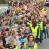 Zur Abschlussveranstaltung der Woche der Nachhaltigkeit in Karlstadt kamen rund 2000 Schüler. Schilder hochzuhalten war den Schülern auf dem Weg zum Marktplatz verboten. 