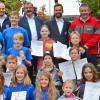 Die Erstplatzierten beim Schwimmwettbewerb der Kreiswasserwacht Rhön-Grabfeld gemeinsam mit (hinten, von links) Stefan Bergmann, stellvertretender Vorsitzender der Kreiswasserwacht, Mellrichstadts stellvertretendem Bürgermeister Thomas Dietz, BRK-Kreisjugendwart Michael Hellmuth und BRK-Kreisgeschäftsführer Ralf Baumeister.