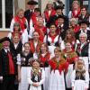 Zum Gruppenfoto stellten sich die Mitglieder der Volkstanzgruppe Gemünden bei der Jubiläumfeier.