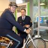 Praktische Beispiele gab es in den Workshops der Verkehrswacht mit computergestützten Fahrradsimulatoren. Im Bild testen der Karlstadter Polizeischef Thomas Miebach auf dem Rad und der Polizeirat Michael Hochbrückner die Versuchsreihe.