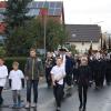 In einer Kirchenparade zog die Musikkapelle gemeinsam mit den Fahnenabordnungen und zahlreichen Gästen von der alten Schule zur neuen Kirche St. Nikolaus. In einer Kirchenparade zog die Musikkapelle gemeinsam mit den Fahnenabordnungen und zahlreichen Gästen von der alten Schule zur neuen Kirche St. Nikolaus.