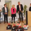 Das Bild zeigt nach der Schlüsselübergabe (von links) die Hausleitung des BRK-Kinderhauses, Dörte Kienbaum-Bartke, die Abteilungsleterin der Kindertageseinrichtung, Annett Kießling, BRK-Geschäftsführer Felix Wallström, Landrätin Tamara Bischof, Oberbürgermeister Siegfried Müller sowie die Architekten Heiner Roth und Rene Müller.