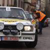 Zeitweise fühlte man sich am Start der DMI-Histo-Day-and-Night-Challenge auf dem Karlstadter Marktplatz in vergangene Rallyezeiten versetzt. Etwa bei diesem, einem Rennwagen von Walter Röhrl nachgebauten Opel Ascona B von Franz und Thomas Roth aus Wertheim. 