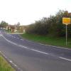Einsames Ortsschild: Am westlichen Ortsrand von Hambach, Richtung Maibach, soll es künftig zwei Schilder geben – an der Einfahrt zum Neubaugebiet (rechts), sowie an der Einmündung Strohgasse/Pointstraße (geradeaus).