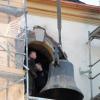 Sie sorgten in luftiger Höhe dafür, dass die Glocken sicher auf den Boden kommen: Mitarbeiter der Firma Glocken-Willing aus Gräfenhain in der Nähe von Gotha. Sie sorgten in luftiger Höhe dafür, dass die Glocken sicher auf den Boden kommen: Mitarbeiter der Firma Glocken-Willing aus Gräfenhain in der Nähe von Gotha.