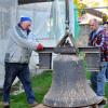 Sicher am Boden angekommen: die Herz-Jesu-Glocke, mit einem Gewicht von 400 Kilogramm und einem Durchmesser von 101 Zentimetern. Robert Back (links) und Adolf Schneider sorgen für die sichere Landung. Sicher am Boden angekommen: die Herz-Jesu-Glocke, mit einem Gewicht von 400 Kilogramm und einem Durchmesser von 101 Zentimetern. Robert Back (links) und Adolf Schneider sorgen für die sichere Landung.