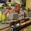Uwe Sieber (links) hat die selbst kreierte Modulanlage des Bahnhofs Gaukönigshofen an die Eisenbahnfreunde Weikersheim übergeben. Mit ihm freut sich Vereinsvorsitzender Otto Heid.