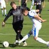 In größter Not: Luca Fischer (FC Geesdorf) versucht, den Euerbacher Luis Hiltl (weißes Trikot) zu stören.