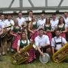 Die jungen Musikerinnen und Musiker von "Brennend Böhmisch" stammen alle aus dem Gebiet Werneck. Im Sommer 2019 trafen sich alle in der neuen Tracht zum gemeinsamen Fototermin in den Schleeriether Gaden. Die jungen Musikerinnen und Musiker von "Brennend Böhmisch" stammen alle aus dem Gebiet Werneck. Im Sommer 2019 trafen sich alle in der neuen Tracht zum gemeinsamen Fototermin in den Schleeriether Gaden.