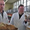 Aus Ebelsbach kamen die Preisrichter für Groß- und Wassergeflügel und Hühner: Wolfgang Kaiser (links) und Reinhard Komma.