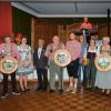 Die Königsfamilie des Jahres 2019 von links: 2. Schützenmeister Frank Schenk-Hartmann, 2. Prinzessin Jugend Julia Prokopetz, Jugendschützenkönig Johannes Prokopetz, Gaujugendschützenkönigin und 1. Prinzessin der Jugend Hannah May, 1. Ritter Alois Holder, Schützenkönig Alfred Lederer, 2. Ritter Kilian Herget, Schützenmeister aus Randersacker Edgar Ammersbach, 2. Dame Annerose Holder, Damenschützenkönigin Uschi Brand, 1. Dame Anna Noparlik, Schützenmeister Harald Gretsch.