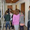 Kämmerer Markus Eck führte die Schüler der Grundschule Zell durchs Rathaus. Kämmerer Markus Eck führte die Schüler der Grundschule Zell durchs Rathaus.