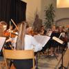 Herbstzauberklänge brachten das Zupforchester und das Jugendstreichorchester der Musikschule Schweinfurt (im Bild mit José Antonio Zambrano Rivas als Dirigent) in die Alte Kirche Schonungen.
