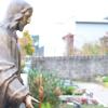 Eine Jesus-Statue wacht symbolisch über die Toten auf dem Ochsenfurter Friedhof.