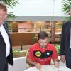 Ein ganz Großer seines Sports: Timo Boll trug sich am Montag im Beisein von Bürgermeister Thomas Helbling (rechts) und Kurdirektor Werner Angermüller ins Goldene Buch der Stadt Bad Königshofen ein - mit seiner starken linken Hand, natürlich.