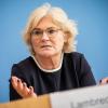 Bundesjustizministerin Christine Lambrecht (SPD) erläutert den Kabinettsbeschluss zur Bekämpfung des Rechtsextremismus und der Hasskriminalität.