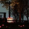 An Allerheiligen erleuchten zahlreiche Kerzen und Lichter auf den Friedhöfen die Gräber. An Allerheiligen erleuchten zahlreiche Kerzen und Lichter auf den Friedhöfen die Gräber.