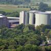 Die Silos der ehemaligen Zuckerfabrik Zeil sind noch immer in Betrieb. Ohne diese Lagermöglichkeiten wäre die Produktion der Zuckerfabrik Ochsenfurt nicht aufrechtzuerhalten. Deshalb erfolgen täglich - auch sonntags - Transporte von Ochsenfurt nach Zeil, um hier die süße Ware zwischenzulagern.  