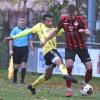 Fokussiert: Der Schweinfurter Tyrell Walton (gelbes Trikot) versucht, den Memmelsdorfer Philipp Hörnes zu stören.