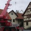 Die Fa. Funktechnik Leicht steigt der Gemeinde Bastheim im wahrsten Sinne des Wortes aufs Dach. Der neue Mobilfunkmast wird im Rathausanbau mit Hilfe von zwei Kranwägen montiert.