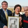 Erika und Werner Marold aus Heidingsfeld sind seit 60 Jahren verheiratet: Ihr gemeinsamer Beruf hat sie zusammen geführt. Bürgermeister Adolf Bauer (links) gratulierte für die Stadt mit einem Bild vom Grafeneckart.