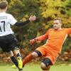 Eine für das Spiel symptomatische Szene: Torhüter Lukas Sackmann vom TSV Lengfeld II muss beim 0:3 gegen die SG Sommerhausen/Winterhausen in der Kreisklasse 1 eingreifen. Hier gegen Sebastian Keßler von der SG.