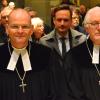 Diakoniepräsident Pfarrer Michael Bammessel predigte zum Reformationstag in St. Johannis, die Liturgie lag bei Dekan Oliver Bruckmann (links). Unter den Besuchern des Gottesdienstes waren neben vielen Vertretern des öffentlichen Lebens auch Landrat Florian Töpper und der Vorsitzende des Diakonischen Rates, Jochen Keßler-Rosa.