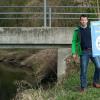 Michael Weichenrieder, Vorsitzender der Bürgerinitiative PFC Flugplatz Manching, und Schriftführerin Gudrun Lemle mit einem Plakat der Bürgerinitiative am Bach "Westenhausener Ach". In Westenhausen dürfen die Bürger bis 2032 ihre Pflanzen wegen der PFC-Belastung nicht mit Grundwasser gießen, etwa aus Brunnen. Michael Weichenrieder, Vorsitzender der Bürgerinitiative PFC Flugplatz Manching, und Schriftführerin Gudrun Lemle mit einem Plakat der Bürgerinitiative am Bach "Westenhausener Ach". In Westenhausen dürfen die Bürger bis 2032 ihre Pflanzen wegen der PFC-Belastung nicht mit Grundwasser gießen, etwa aus Brunnen.