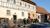 Das stattliche Wohnhaus mit Stall im rechten Teil ist das Kernstück des Anwesens, dahinter befindet sich eine Fachwerkscheune.