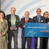 Aus der Hochschule für angewandte Wissenschaften Würzburg-Schweinfurt freuen sich über den ersten Platz als „Bestes Maschinenhaus 2019“ des VDMA (v.l.): Vizepräsident Christian Bauer, Andrea Szegedi, Christoph Bunsen, Winfried Wilke, Dekan Johannes Paulus, Doris Engelhardt, Gerald Barthelmes und Elisabeth Nowak.